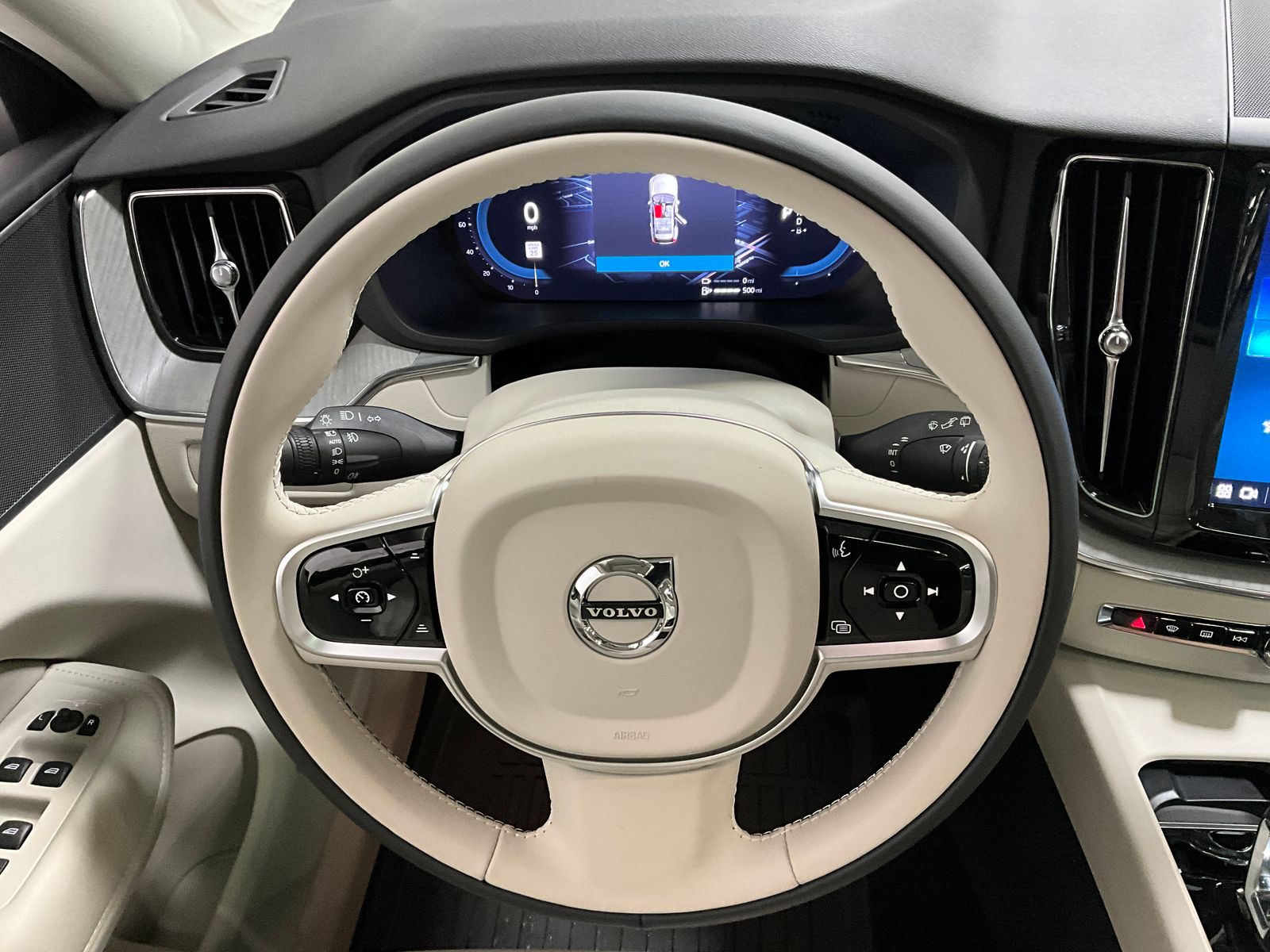 2025 Volvo XC60 Hybrid T8 Plus photo 4