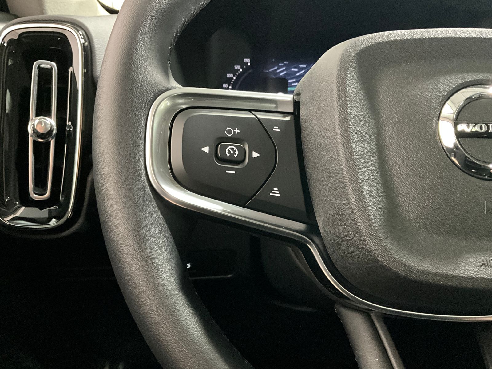 2026 Volvo XC40 Plus - Photo 17