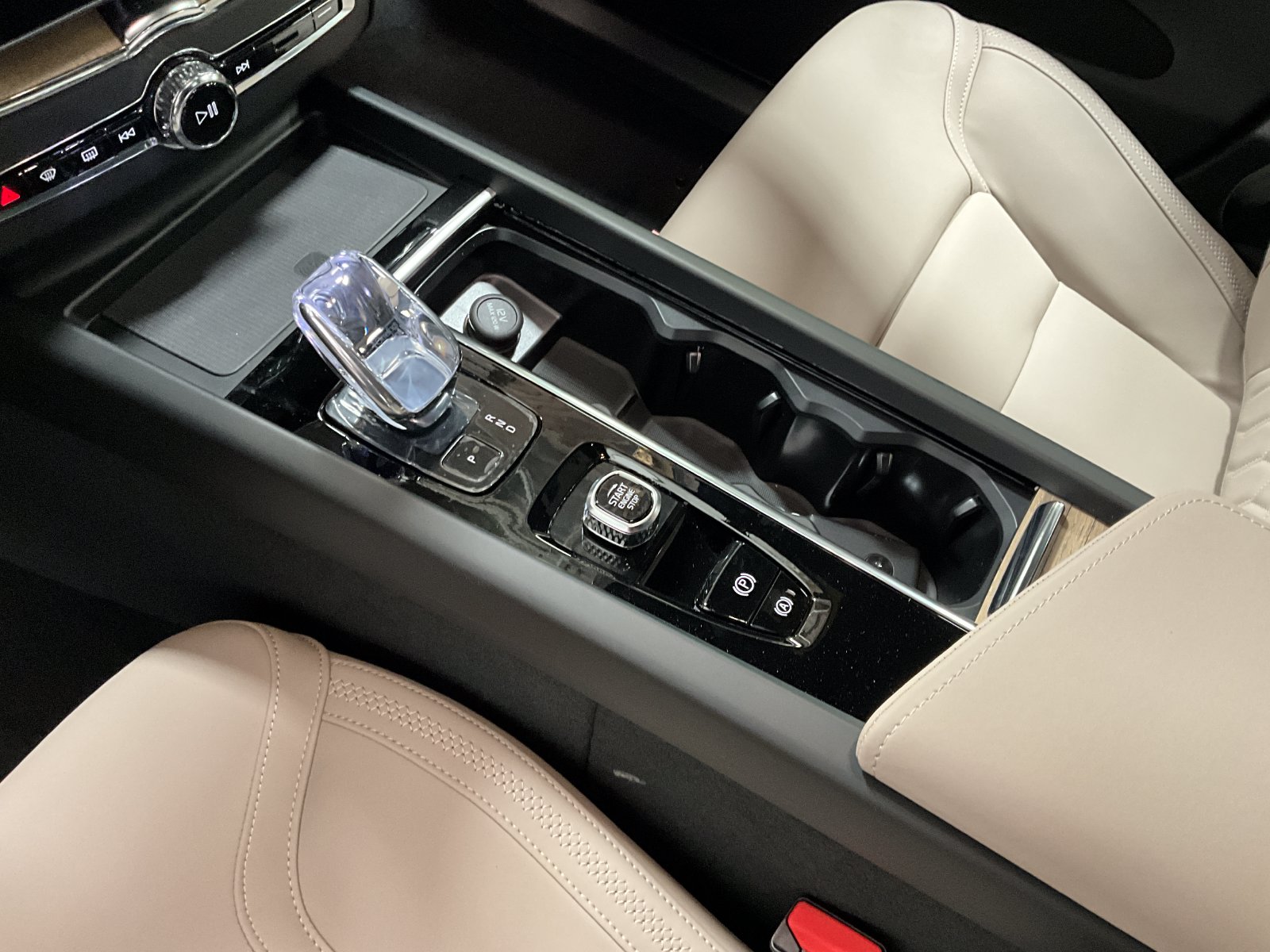 2026 Volvo XC60 Plus - Photo 15