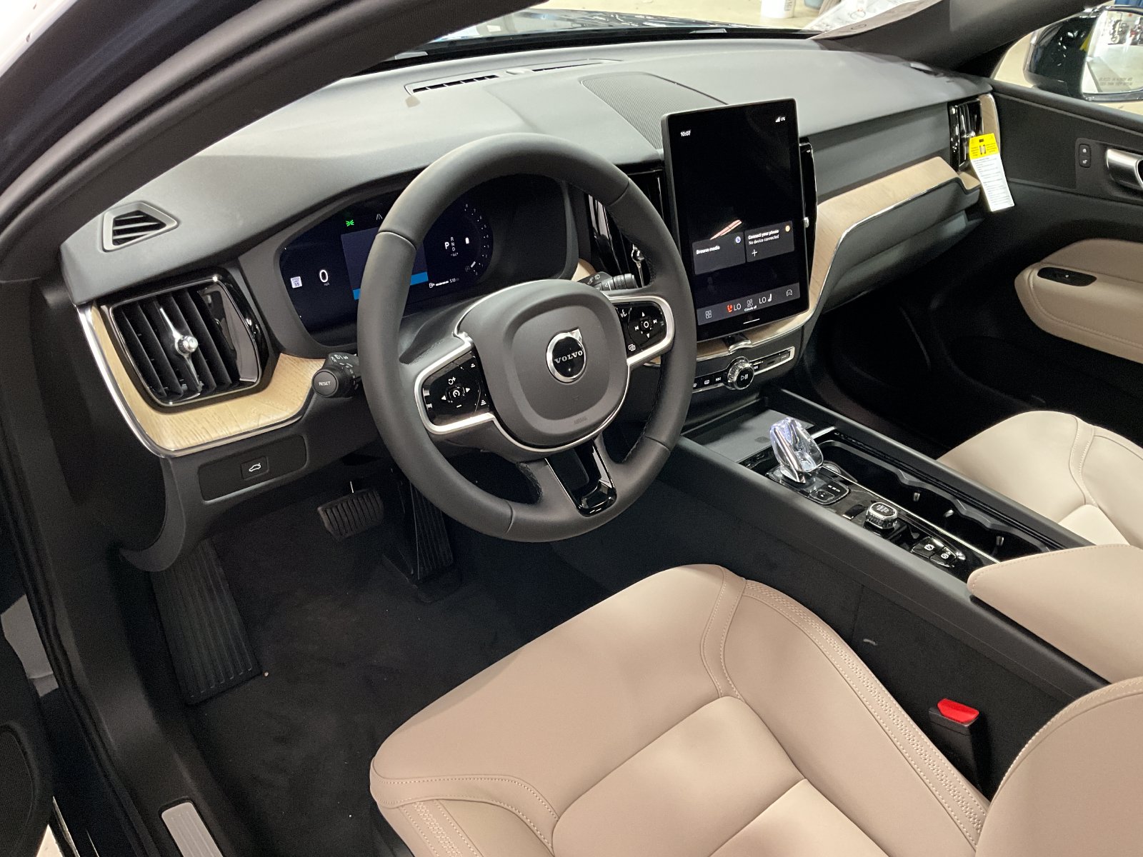 2026 Volvo XC60 Plus - Photo 12