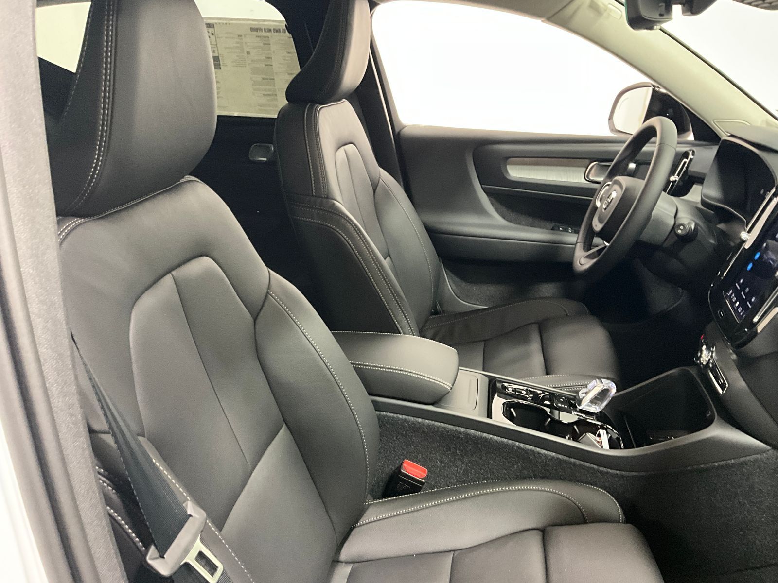2026 Volvo XC40 Plus - Photo 7