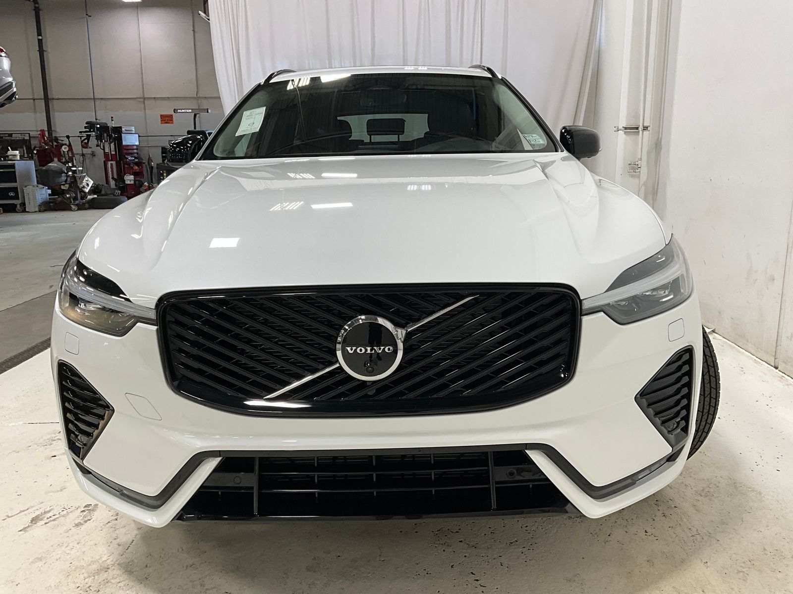 2026 Volvo XC60 B5 Plus photo 2