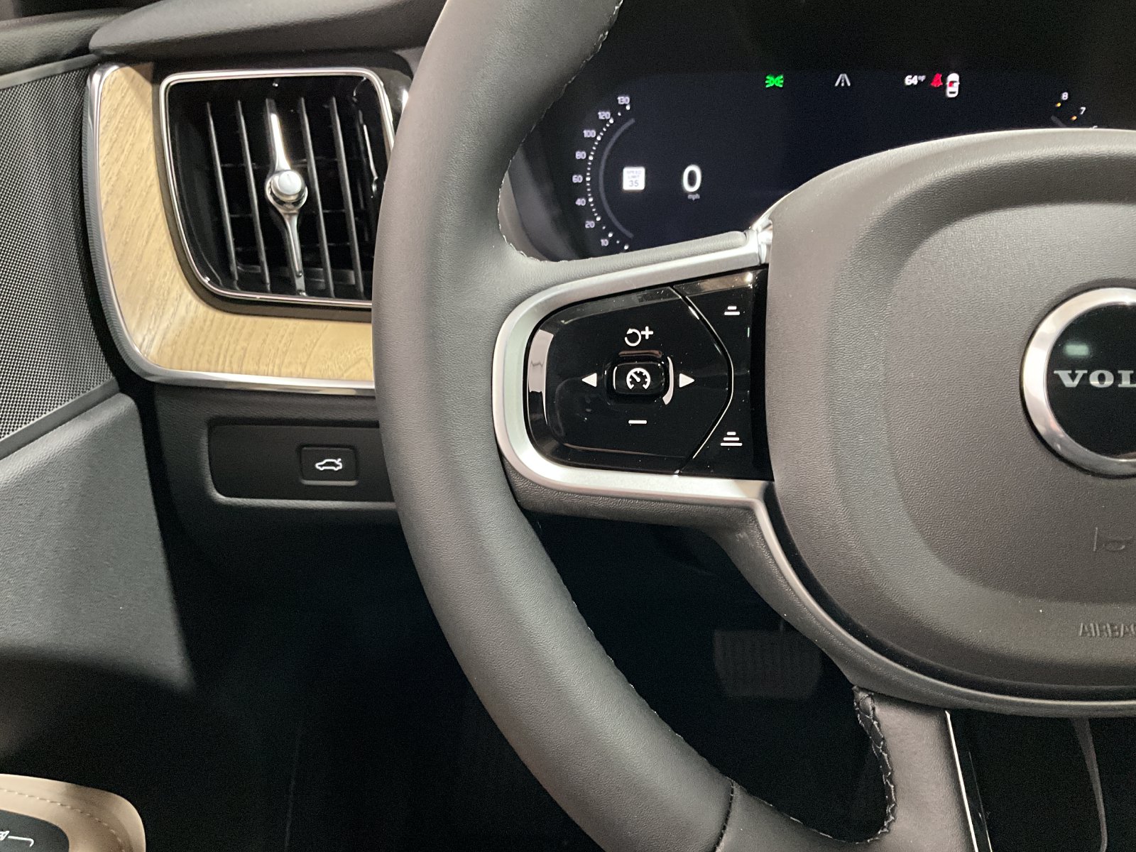 2026 Volvo XC60 Plus - Photo 16