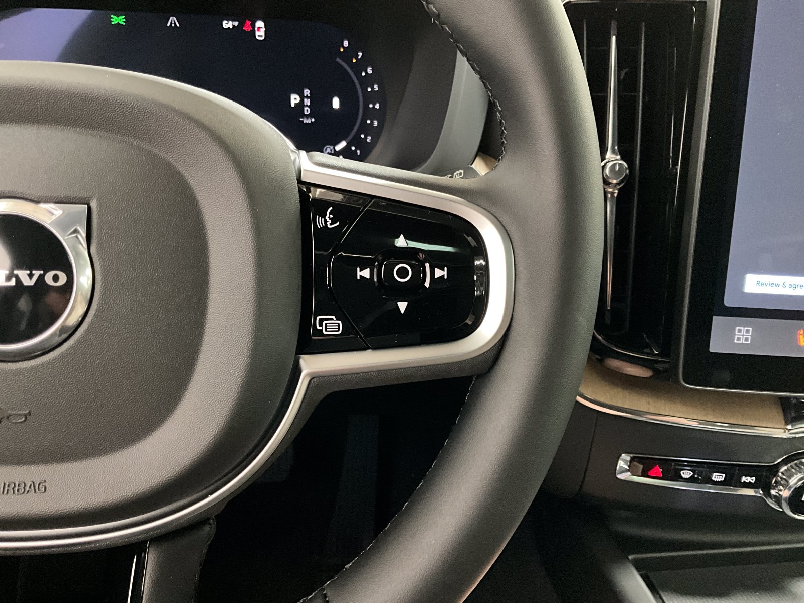 2026 Volvo XC60 Plus - Photo 17