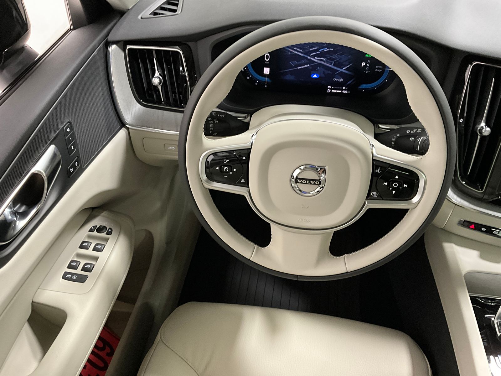 2025 Volvo XC60 Hybrid T8 Plus photo 4