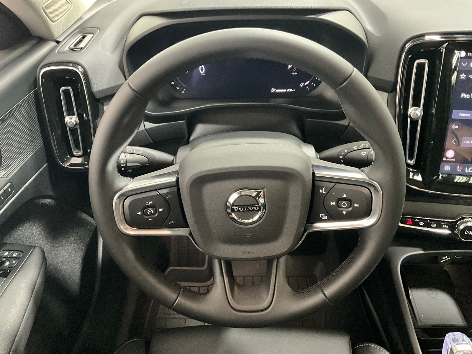 2026 Volvo XC40 Plus photo 4