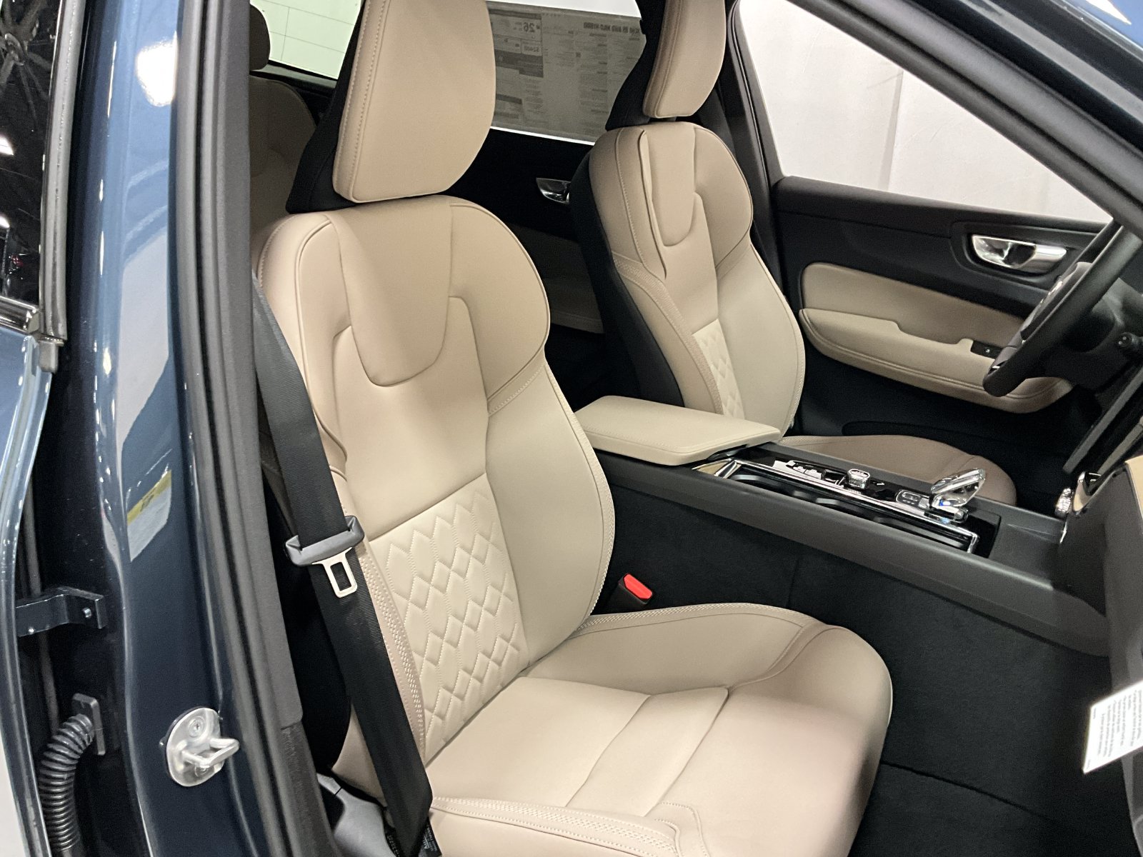 2026 Volvo XC60 Plus - Photo 6