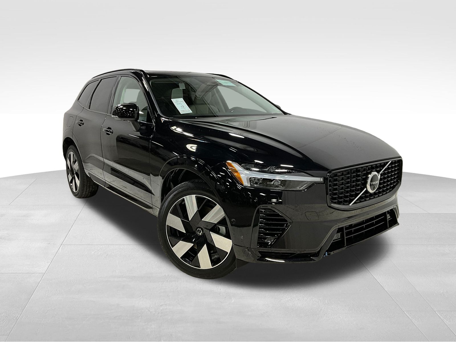 2025 Volvo XC60 Plus's photo