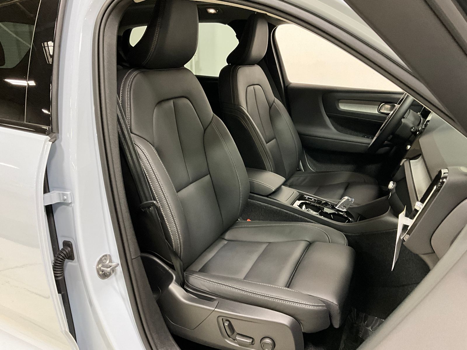 2026 Volvo XC40 Plus - Photo 8