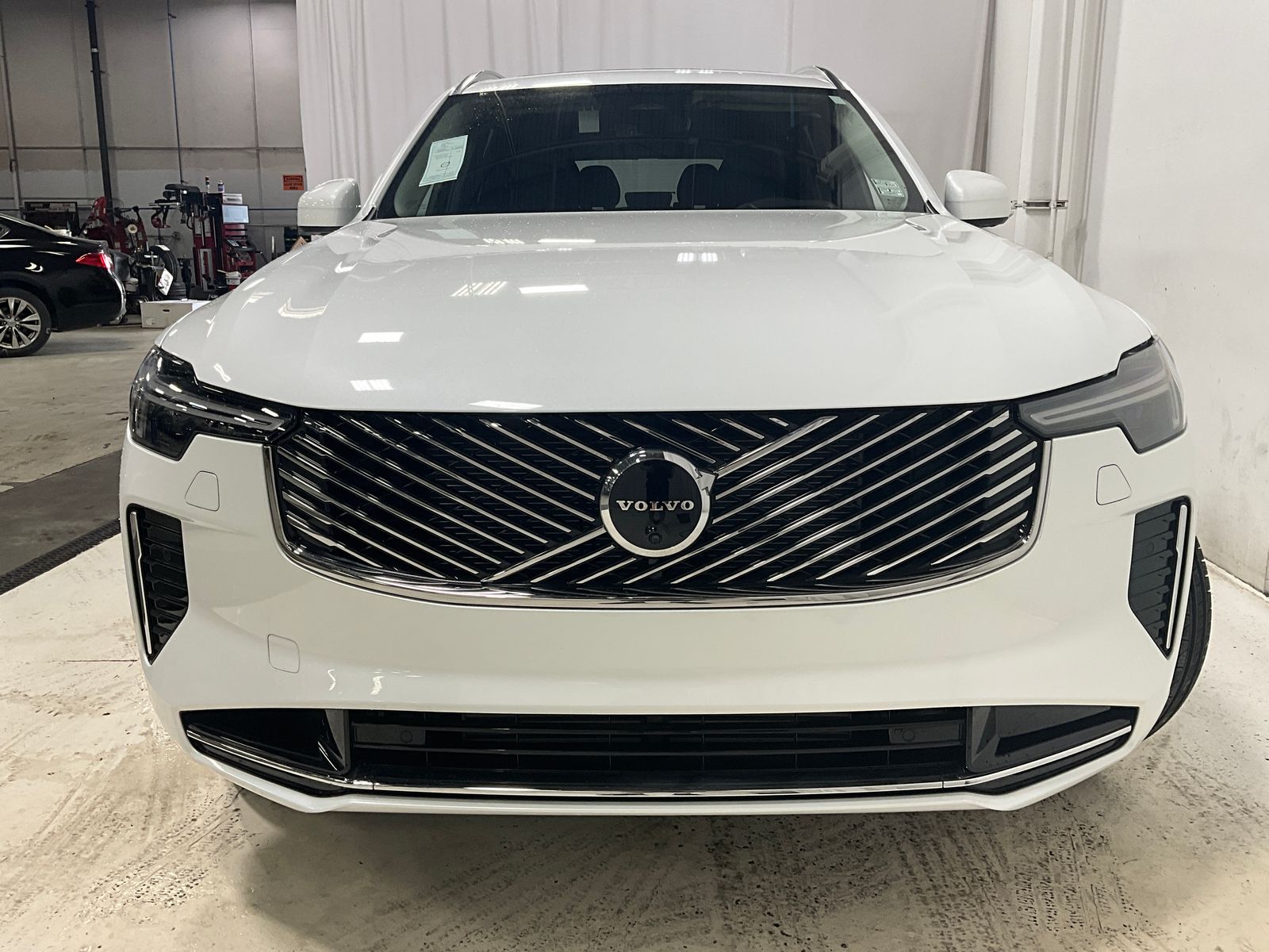 2025 Volvo XC90 T8 photo 2