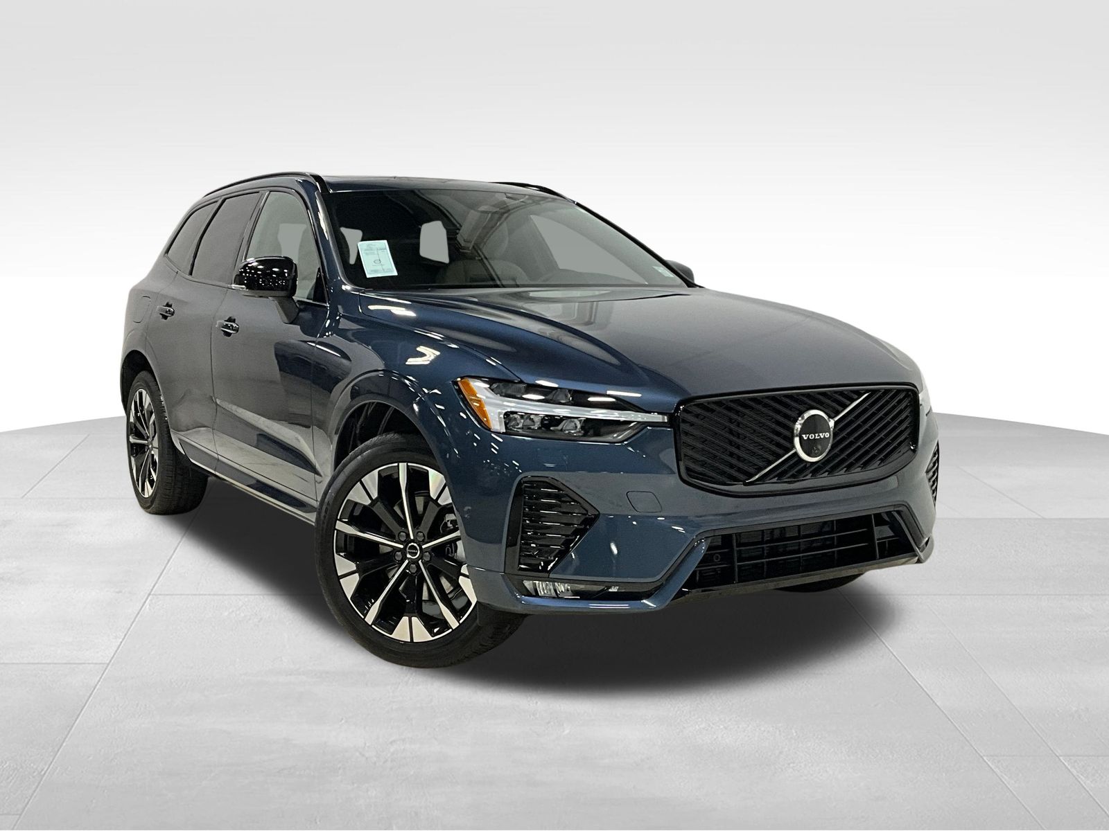 2026 Volvo XC60 Plus's photo