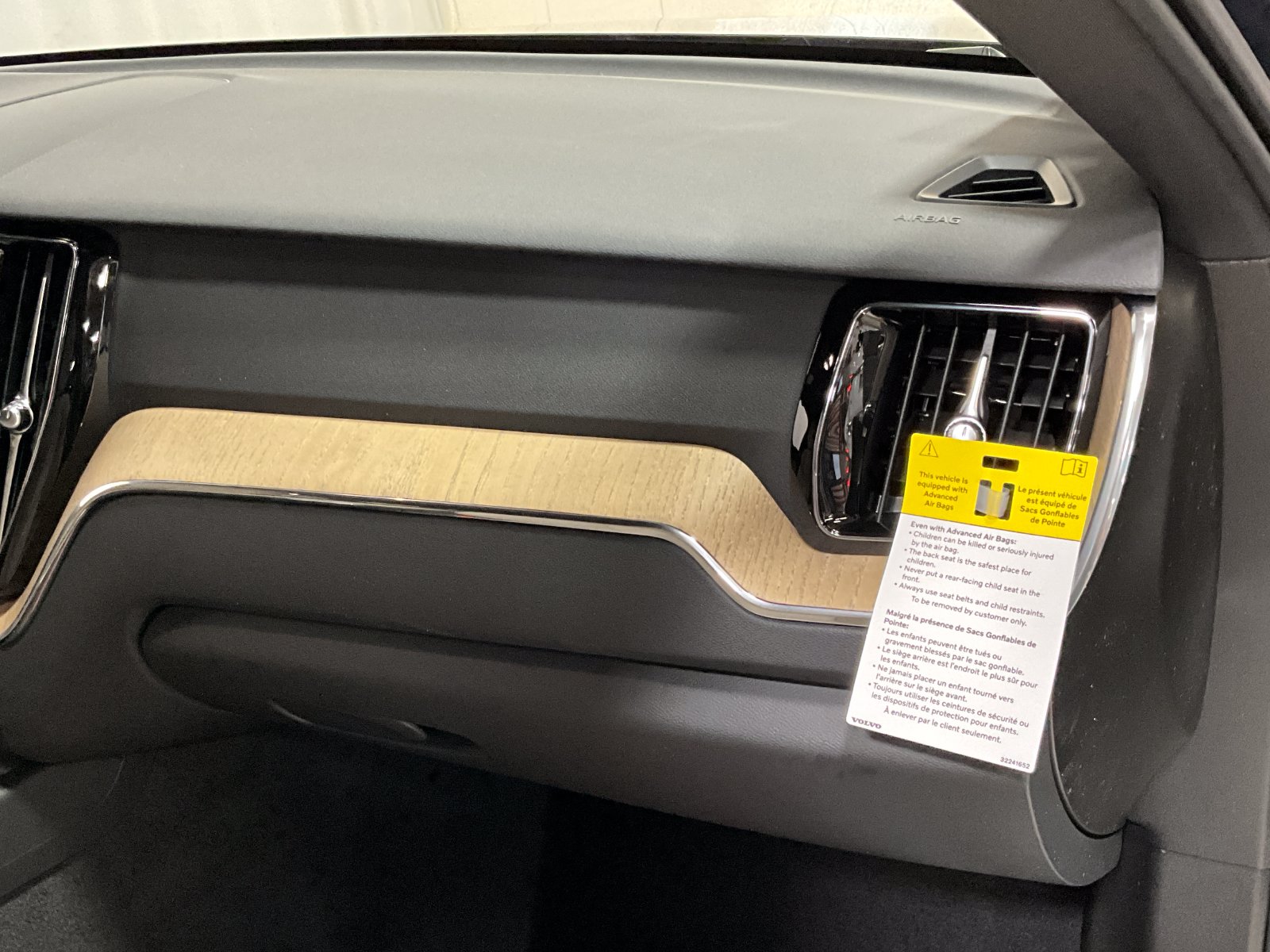 2026 Volvo XC60 Plus - Photo 14