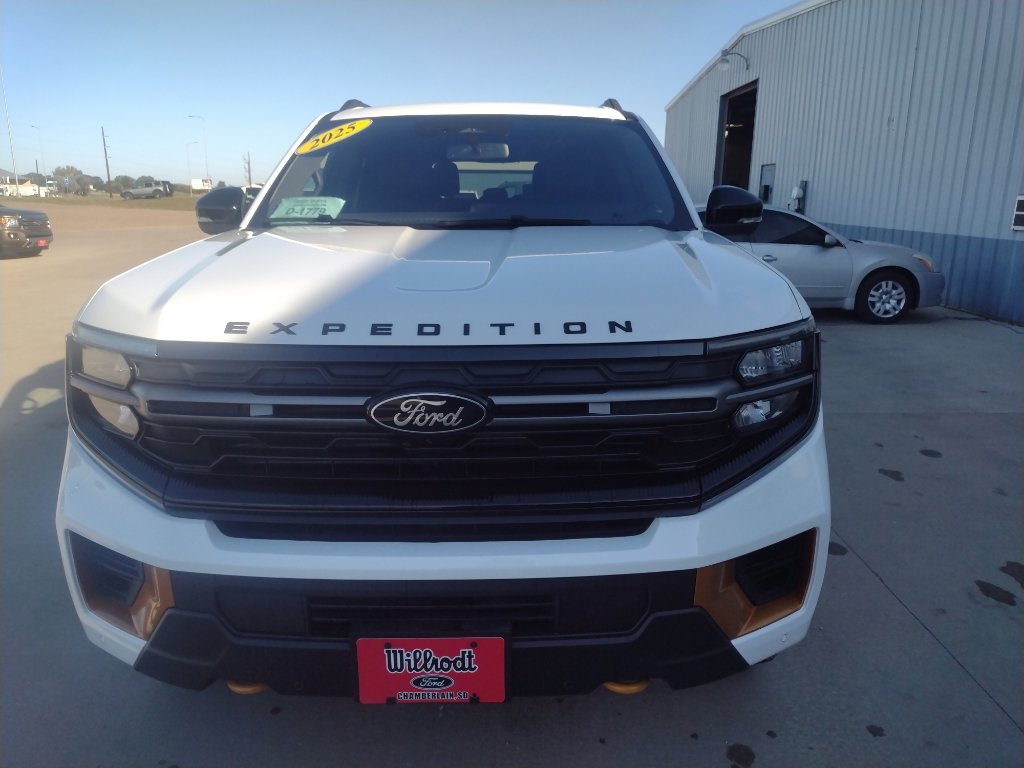 2025 Ford Expedition photo 3