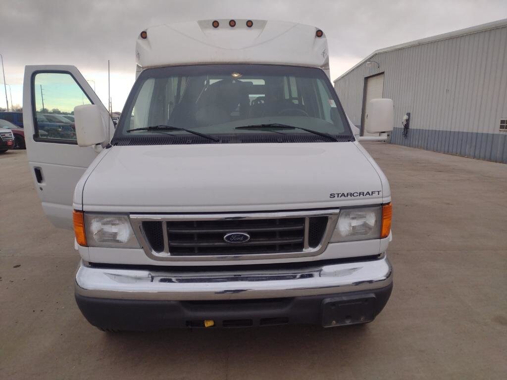 2006 Ford E-350 photo 3