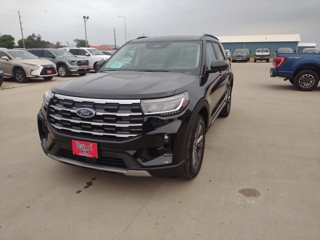 2025 Ford Explorer photo 2