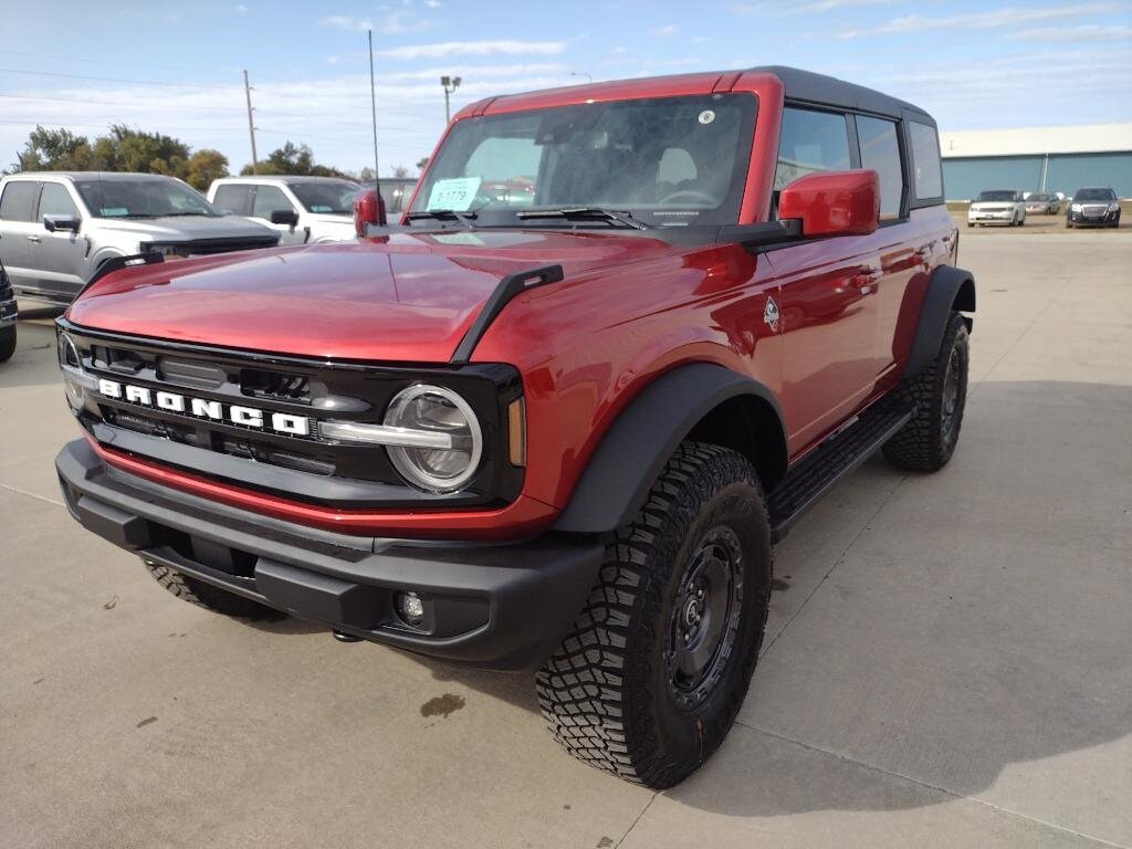 2024 Ford Bronco Outer Banks photo 2