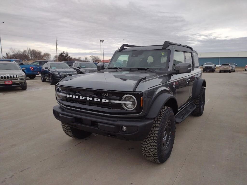 2024 Ford Bronco Outer Banks photo 2