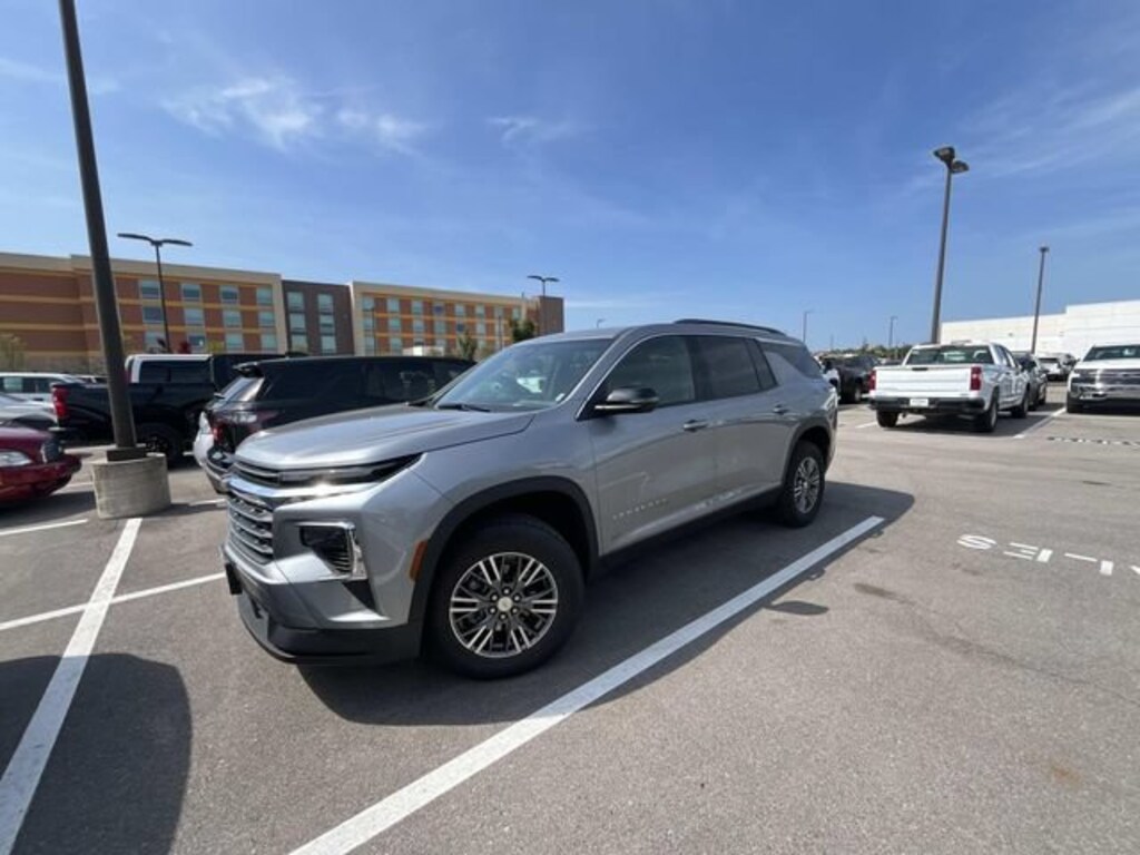 Used 2025 Chevrolet Traverse LT SUV