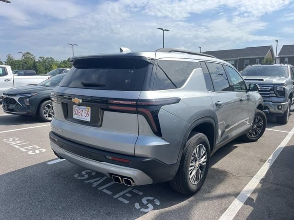 Used 2025 Chevrolet Traverse LT SUV