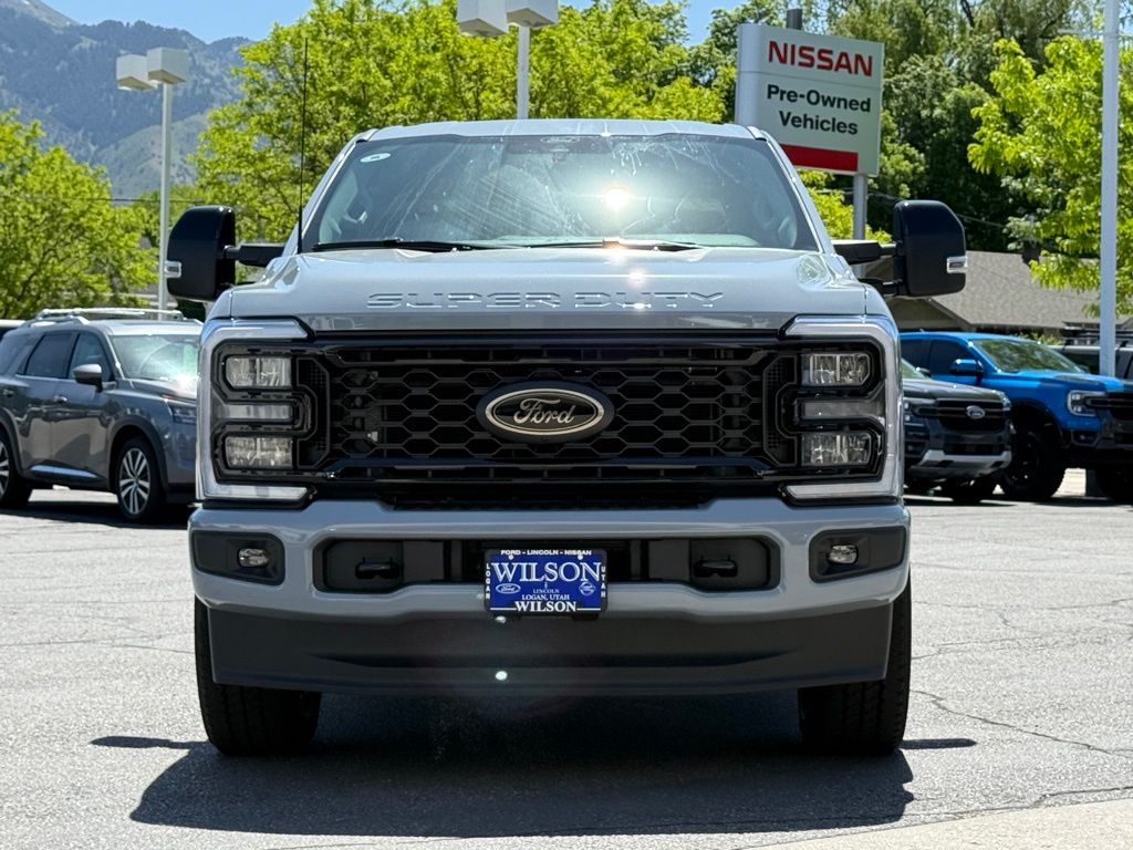 2025 Ford F-350 Lariat photo 2