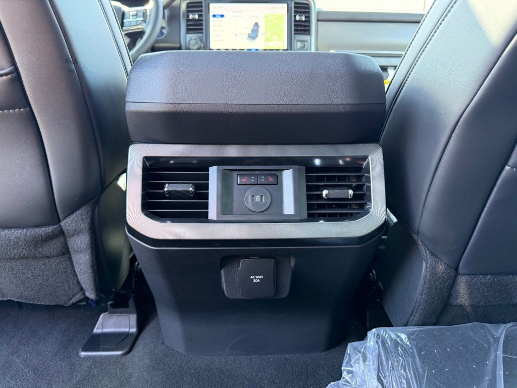 2025 Ford F-350 Super Duty Platinum - Photo 32