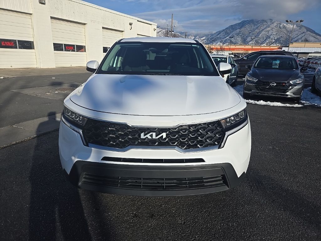 2022 Kia Sorento LX photo 2