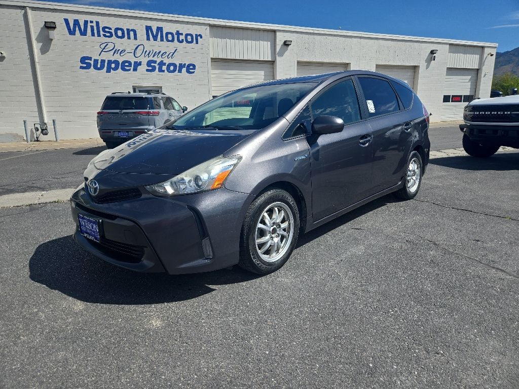 2015 Toyota Prius v Three's photo