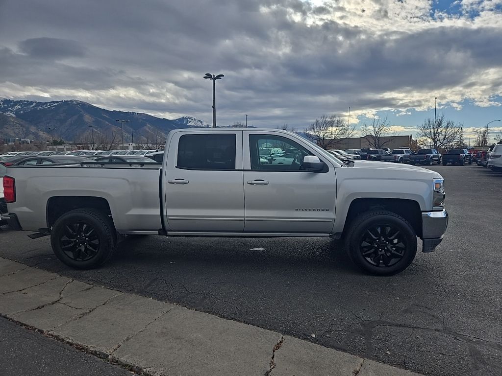 2017 Chevrolet Silverado 1500 LT photo 3