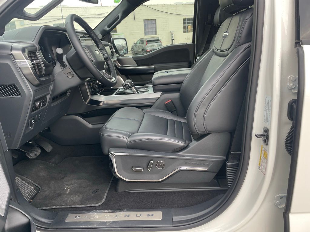 2025 Ford F-150 Platinum - Photo 10