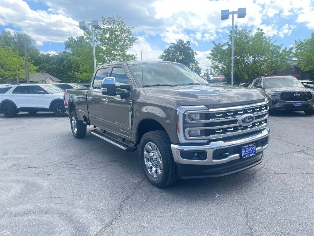 New 2026 Ford F-350SD Lariat Truck Crew Cab