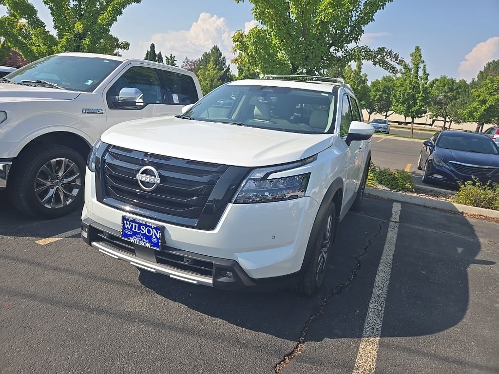 2025 Nissan Pathfinder SL photo 3