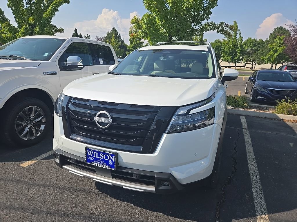 2025 Nissan Pathfinder SL photo 2