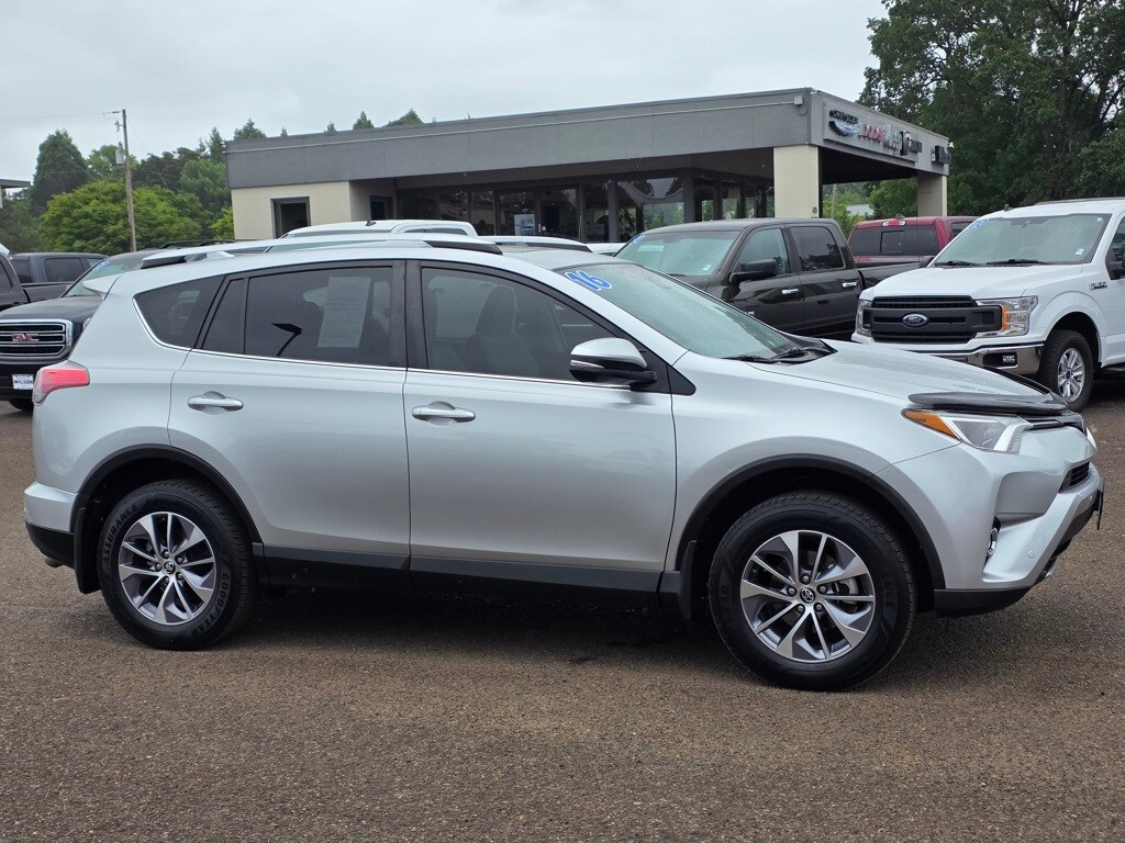 2016 Toyota RAV4 Hybrid XLE photo 2