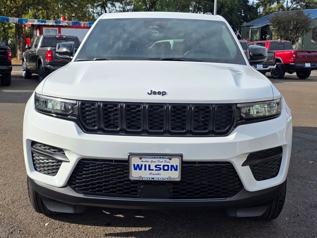 2025 Jeep Grand Cherokee Laredo Altitude photo 3