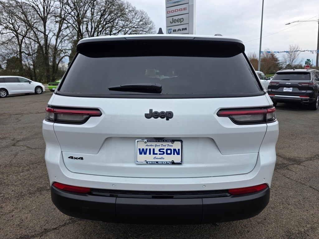 2025 Jeep Grand Cherokee Laredo Altitude photo 3