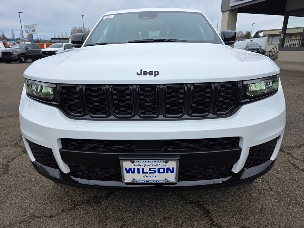 2025 Jeep Grand Cherokee Laredo Altitude photo 2