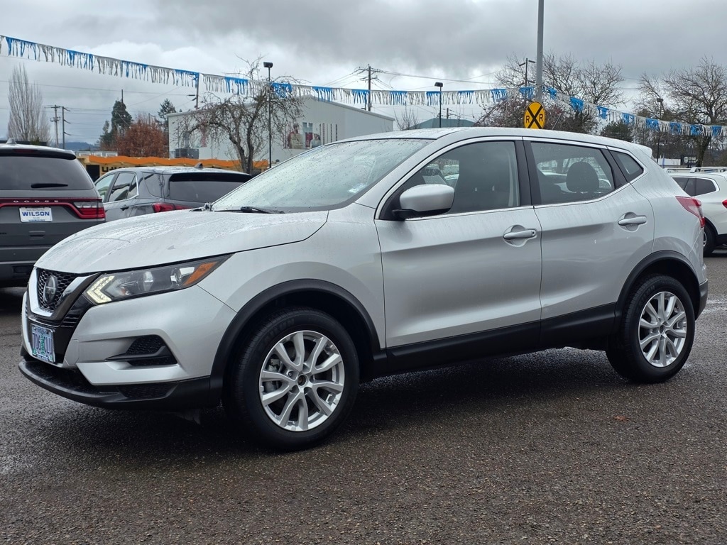 2022 Nissan Rogue Sport S's photo