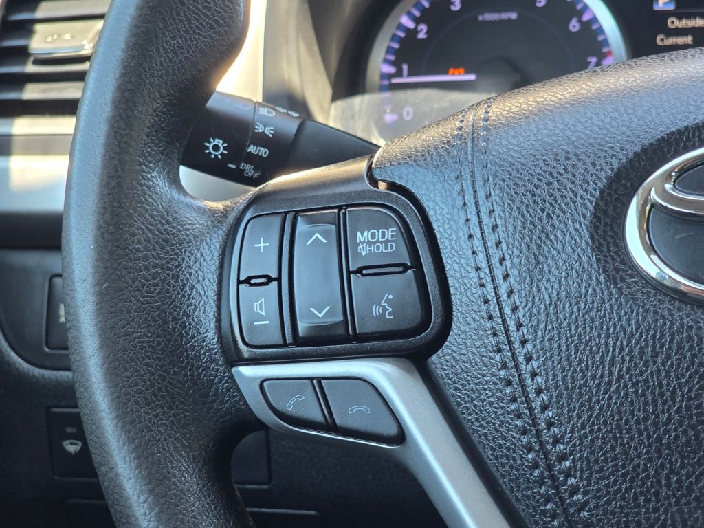 2019 Toyota Highlander LE - Photo 19