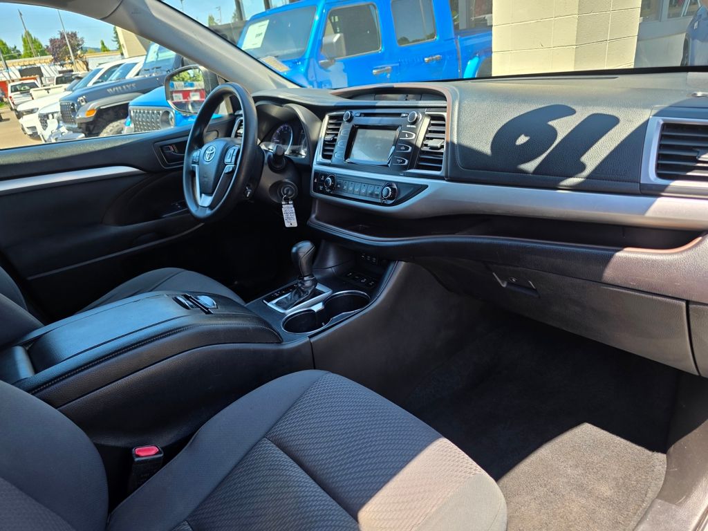 2019 Toyota Highlander LE - Photo 25