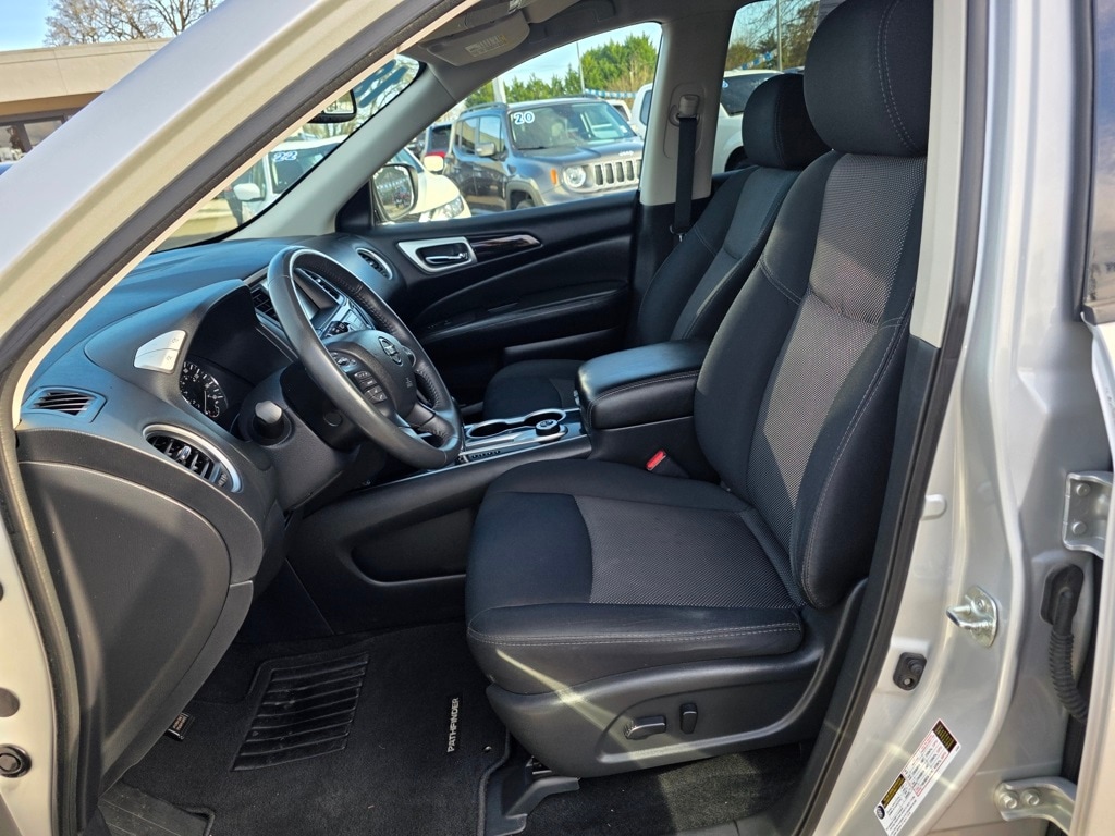 2018 Nissan Pathfinder SV photo 4