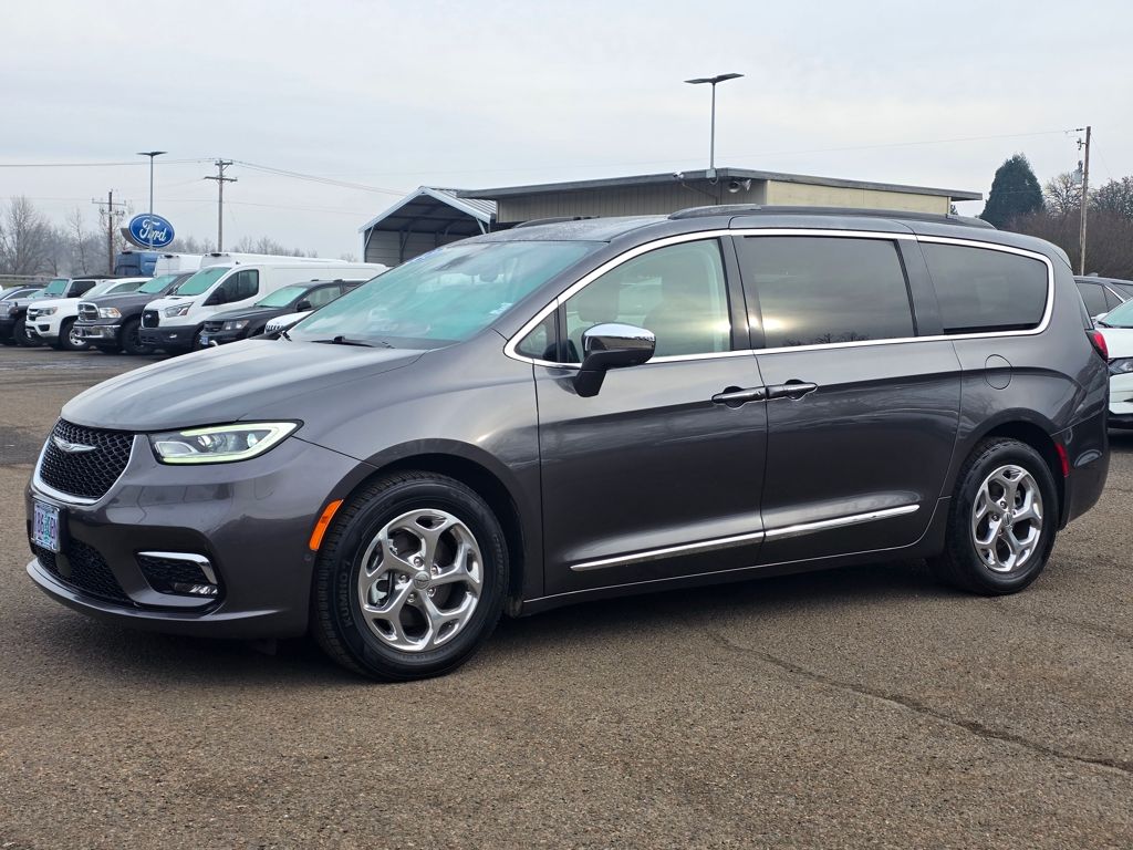 2022 Chrysler Pacifica Limited's photo