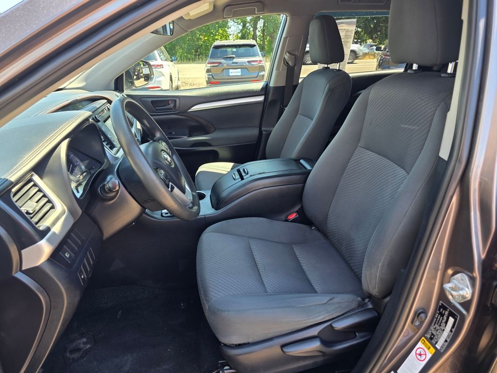 2019 Toyota Highlander LE - Photo 7