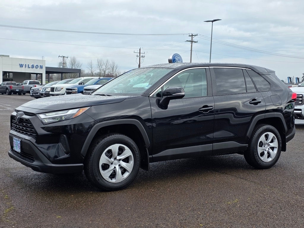 2024 Toyota RAV4 LE's photo