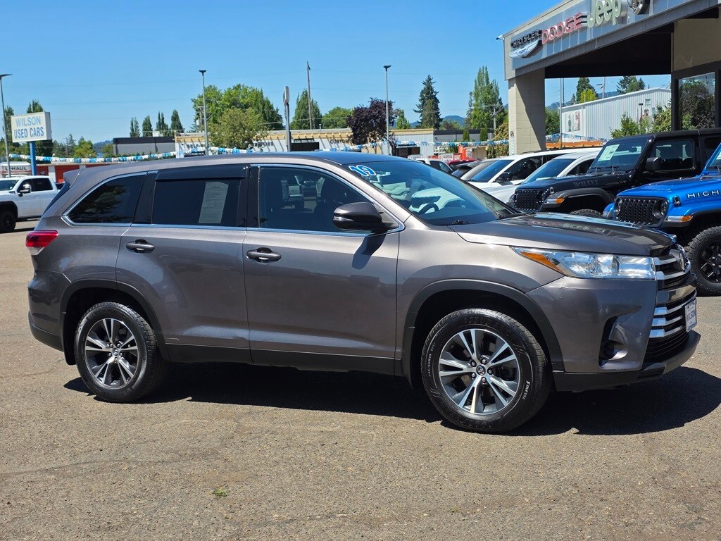 2019 Toyota Highlander LE photo 2