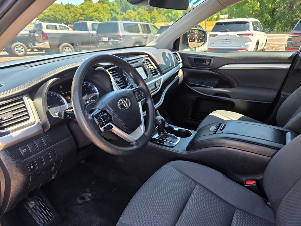 2019 Toyota Highlander LE - Photo 11