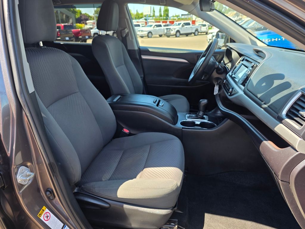 2019 Toyota Highlander LE - Photo 24