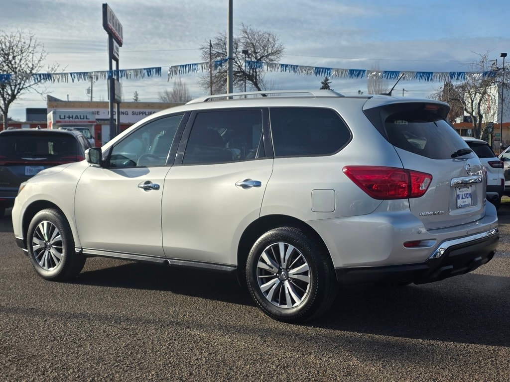 2018 Nissan Pathfinder SV photo 2