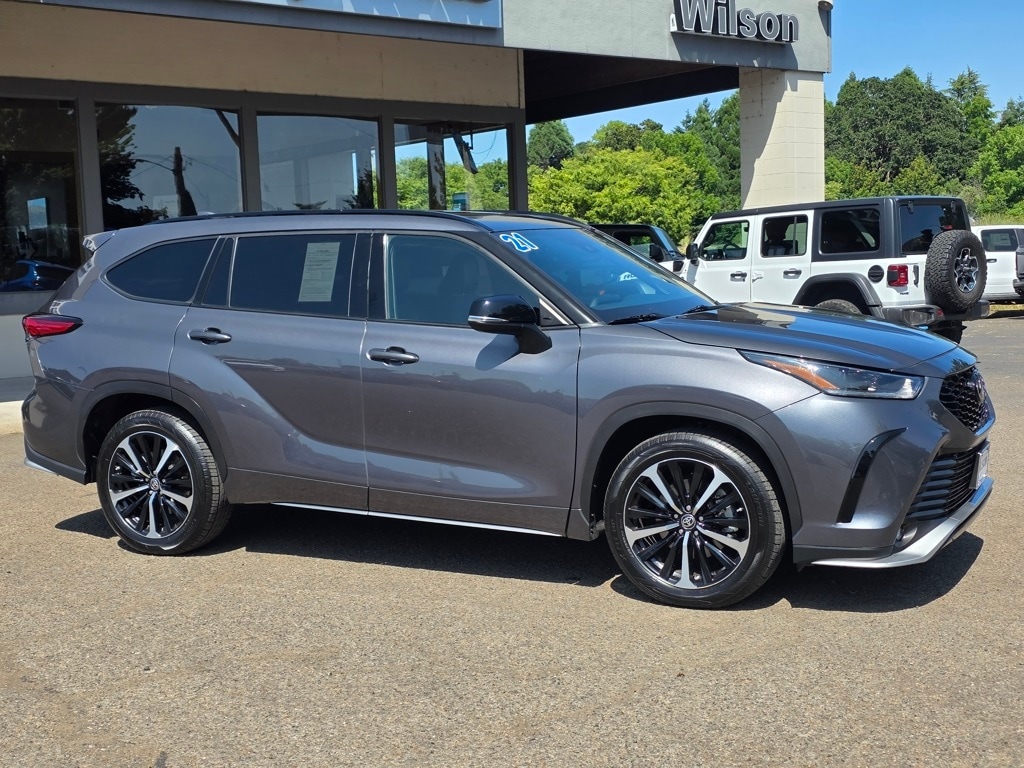 Used 2021 Toyota Highlander XSE with VIN 5TDJZRBH5MS077631 for sale in Corvallis, OR
