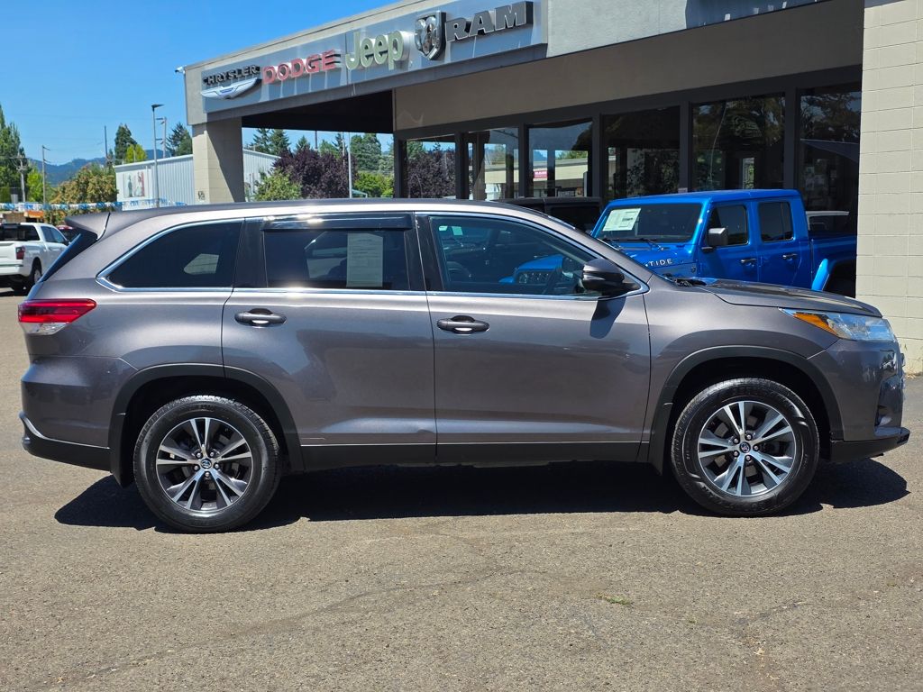 2019 Toyota Highlander LE - Photo 6