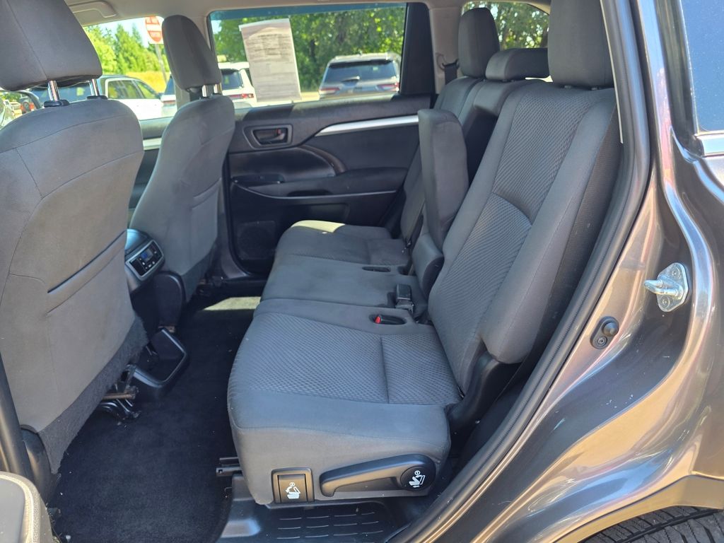 2019 Toyota Highlander LE - Photo 9